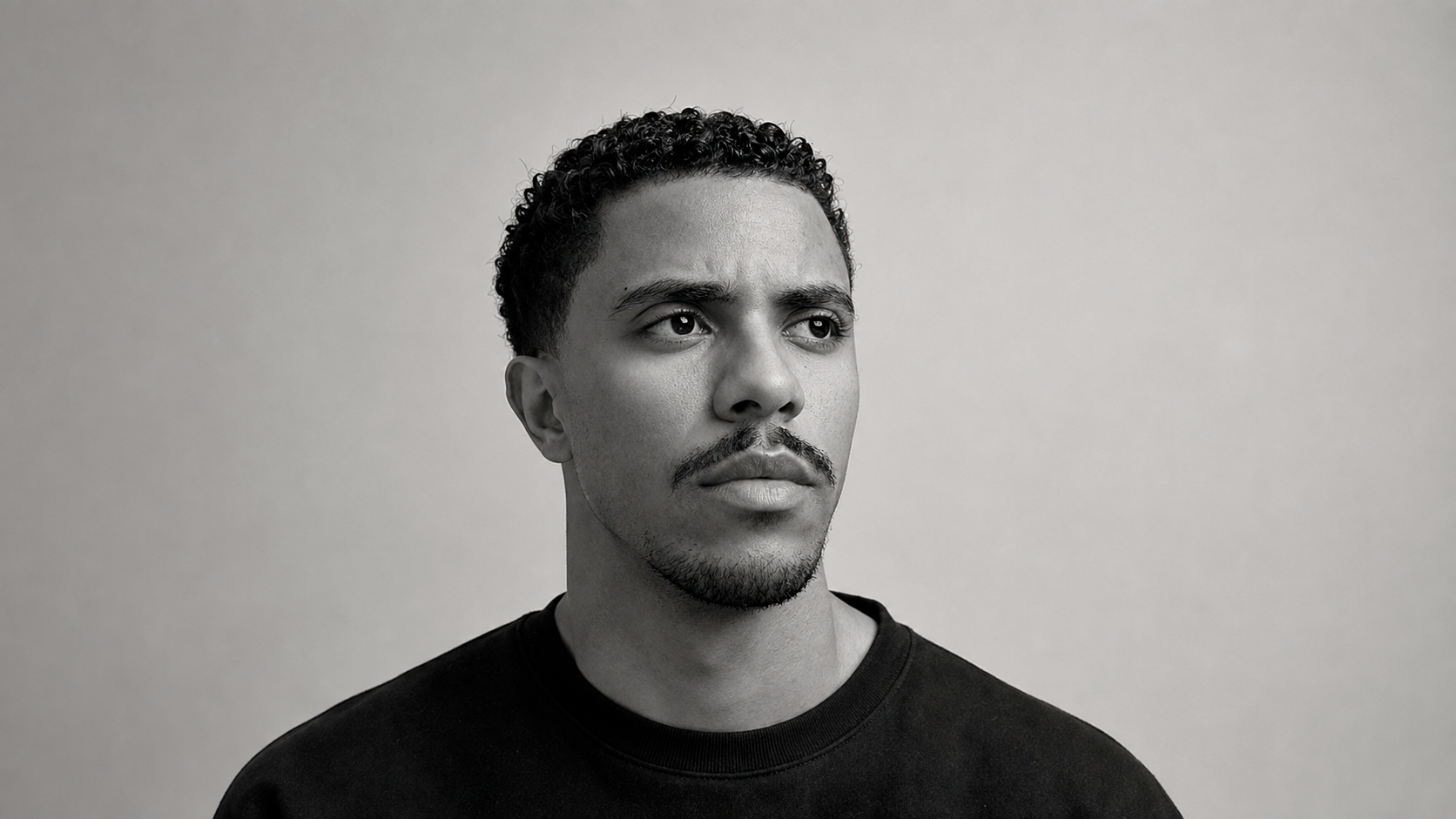 Pedro Henrique Fernandes, estrategista de planejamento, conteúdo e growth, em retrato preto e branco olhando para a câmera